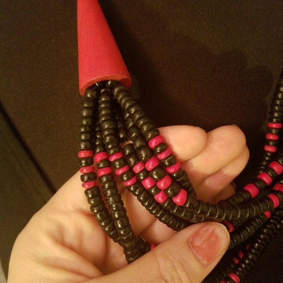 Red and black beads and wood red cones - Picture 8 of 8